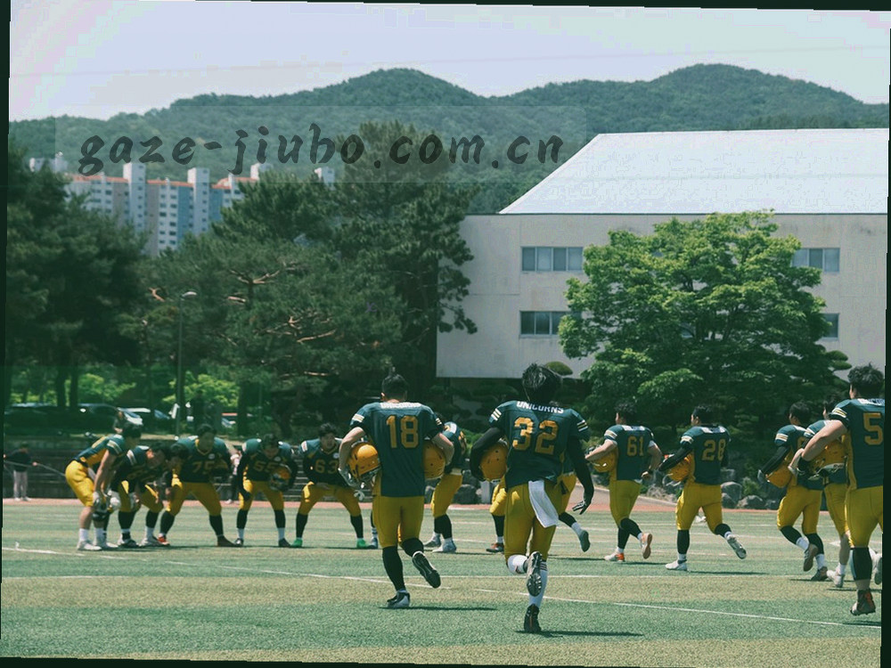 层叠排列的文档卡片在深色背景中依次错开，边缘带青玉色微光